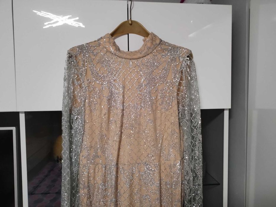 Продават се рокли