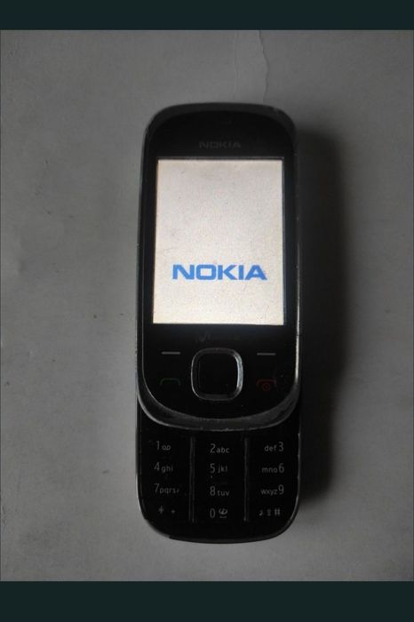 Telefon cu tastatură cu cameră foto video, foarte bine întreținut, arată foarte bine.
