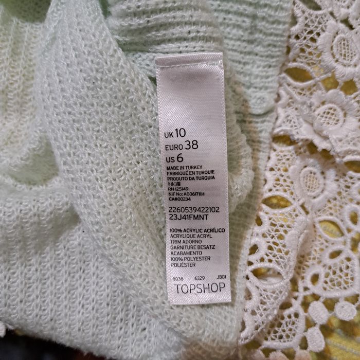 Top, pulover pana in talie
Brodat manual
De la Topshop
Marime 38 scrie