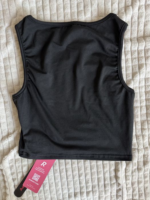 Черен леко разкъсан топ