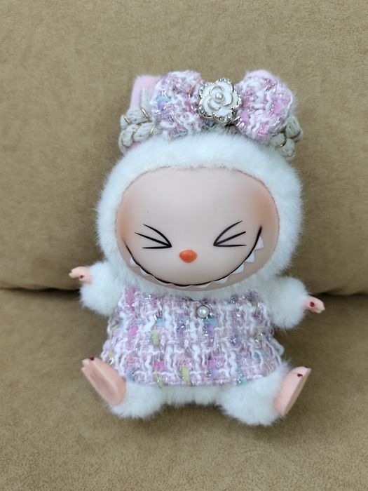 Лабубу белый в одежде