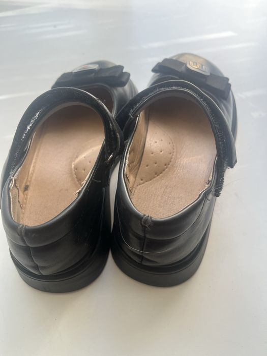 Продам детские школьные туфли