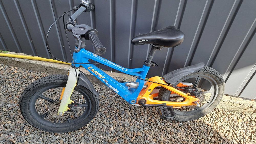 Bicicleta Carpat MTB pentru copii cu Roti din Magneziu de 16", Cadru din Aluminiu, Suspensie dubla, Frane Disc, Roti Ajutatoare