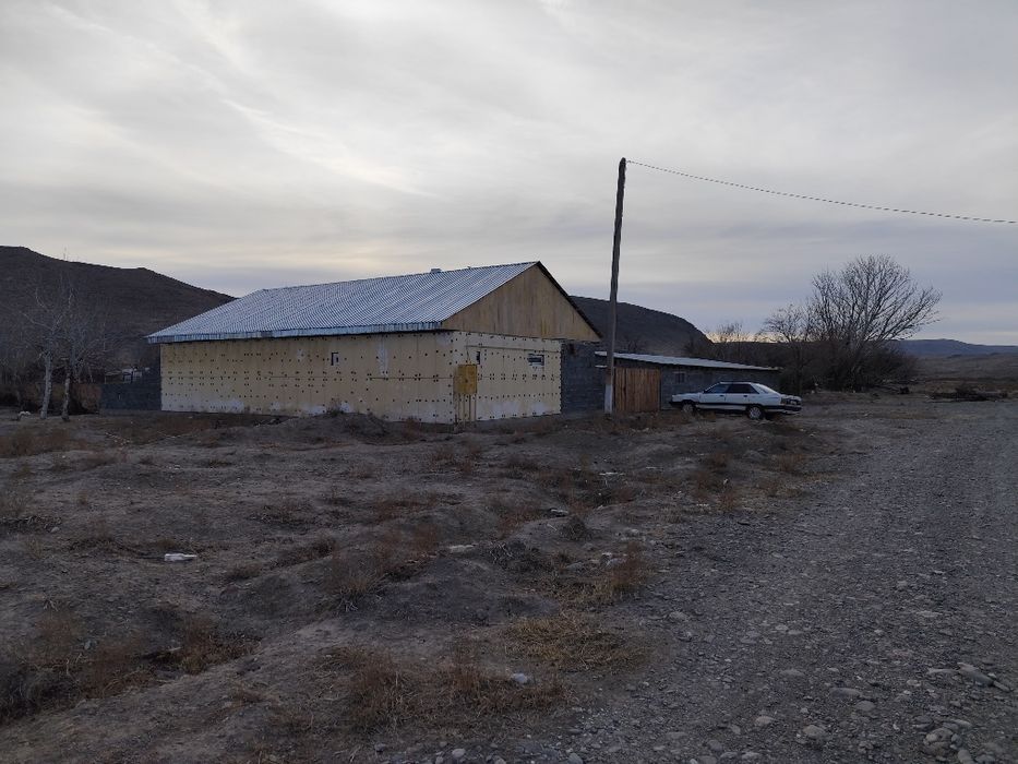 Подхозда жер үй , мал ұстағанға арналған