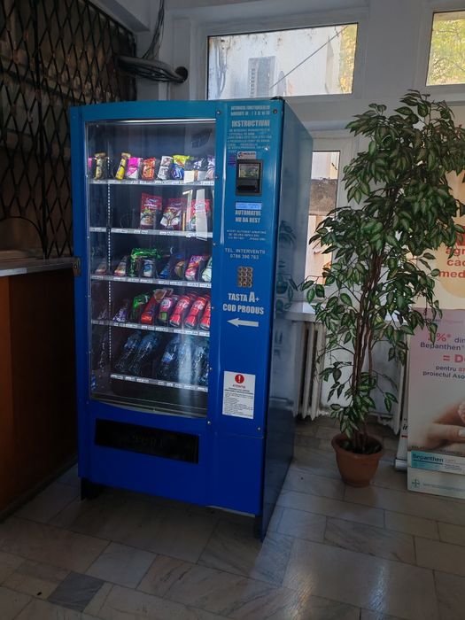 Vând 3 vitrine vending snecky