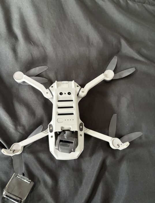 Продавам DJI Mini 2 SE с контролер и 2 батерии.