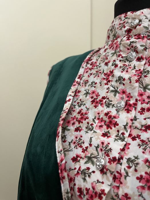 Платье с жилеткой