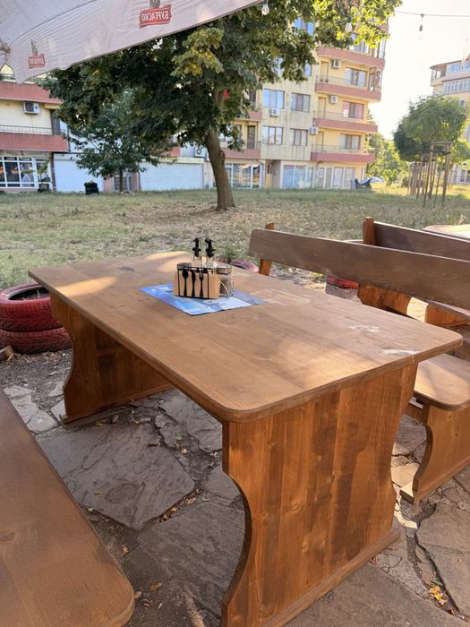 Дървени маси с пейки