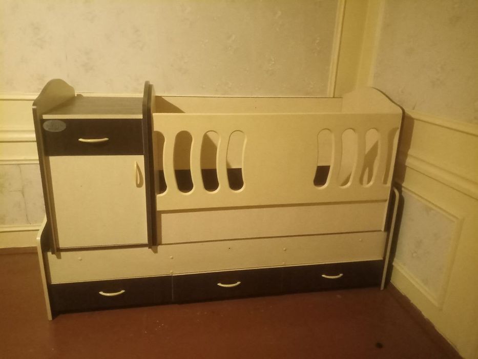 Детская мебель. Кровать и шкаф