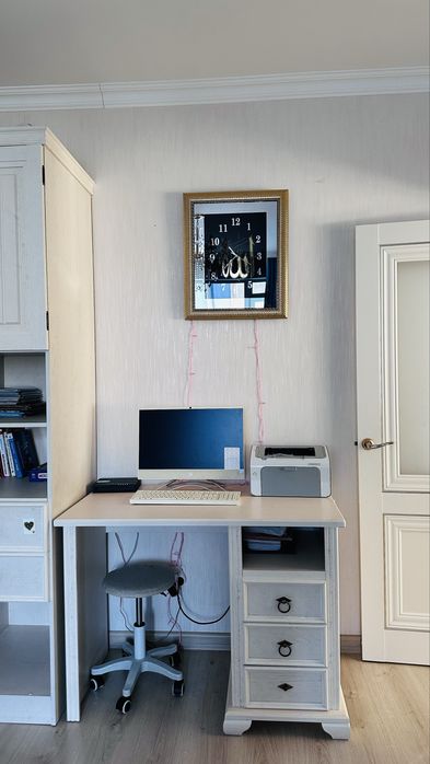 Шкаф и компьютерный стол