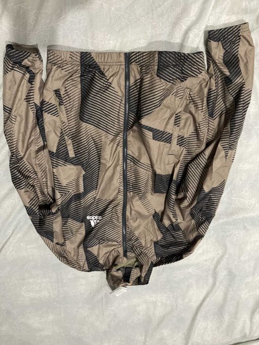 Ветровка Adidas, чисто нова с етикет размер S