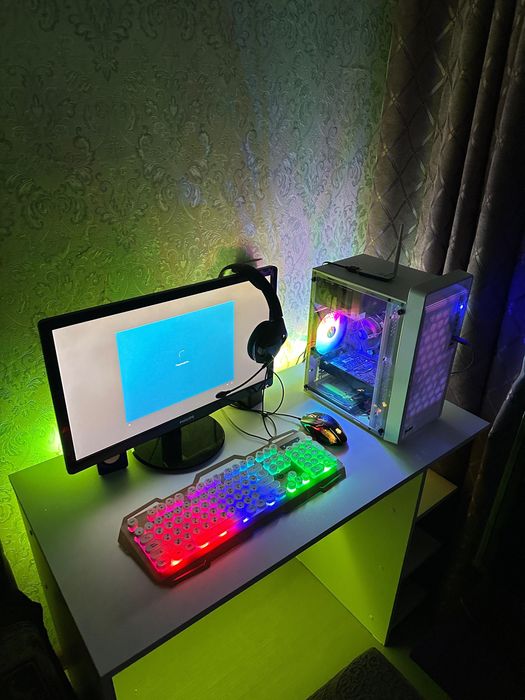 Компьютер с комплектующими.