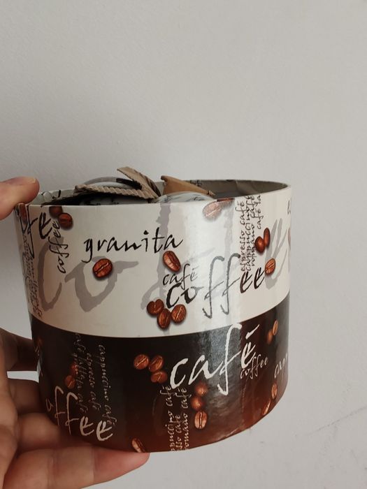 Set de 4 ceșcuțe cu farfurioare, nou 
Set nou, nefolosit.