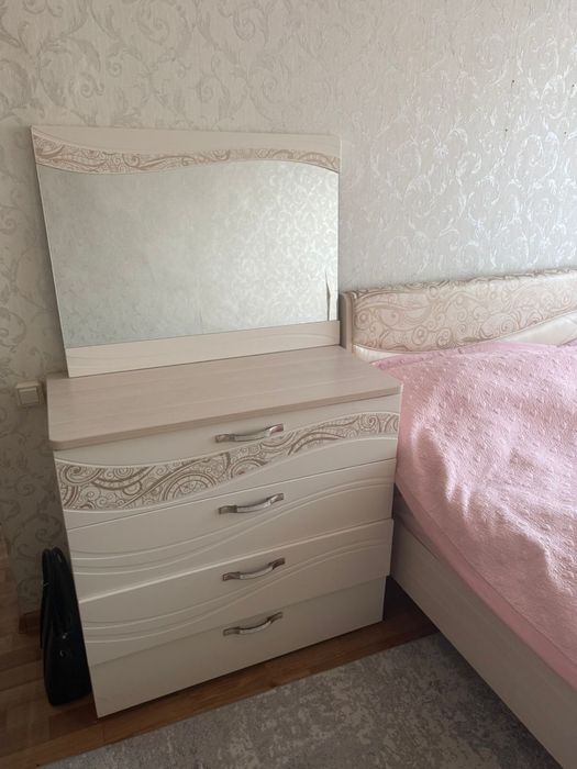 Продал в спальне гарнитур