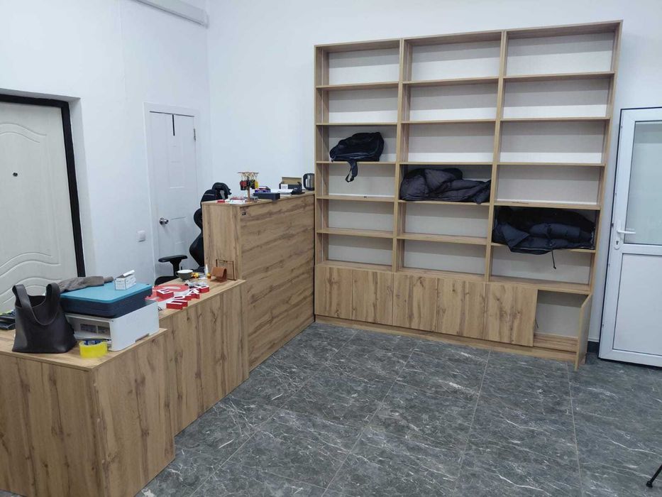 Мебель для коммерческого помещения, почти новая срочно!