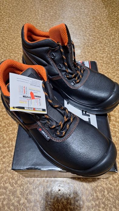 Работи обувки U. Power и B-wolf