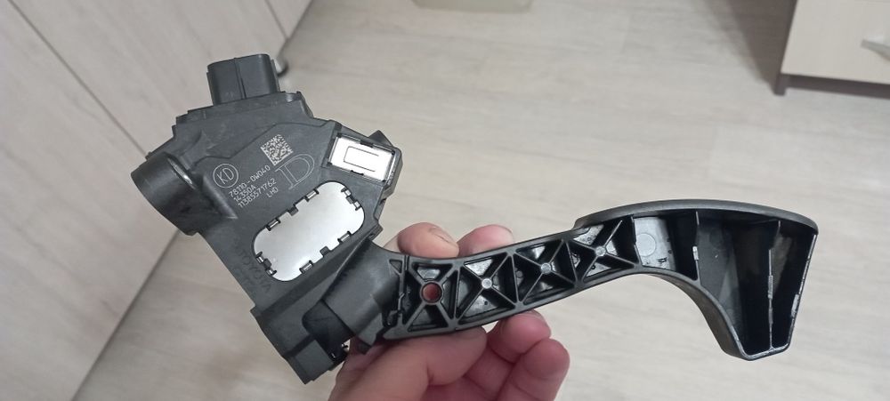 Педаль акселиратора, газа