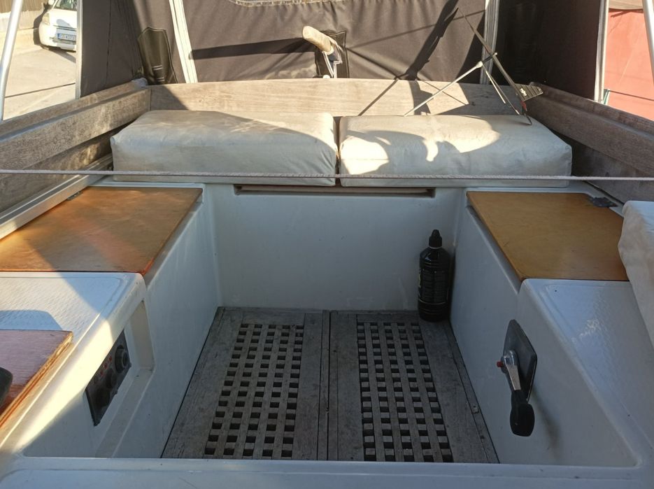 Продавам ветроходна лодка