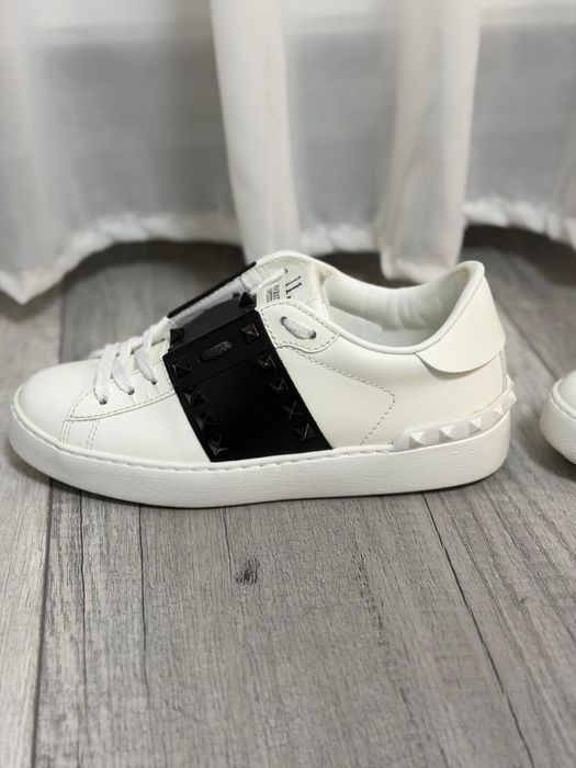 Adidasi Valentino