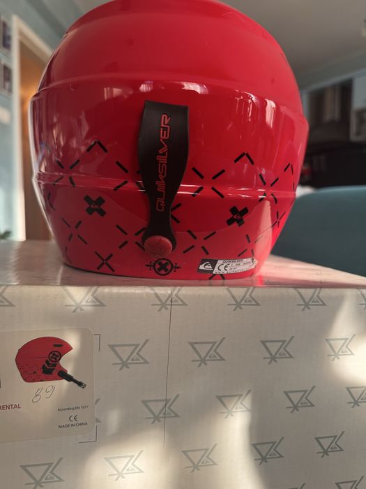 Скиорска каска, очила и ръкавици