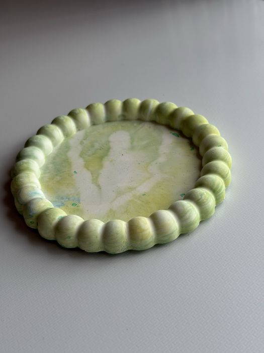 Елегантна гипсова поставка за бижута – стил и практичност в едно