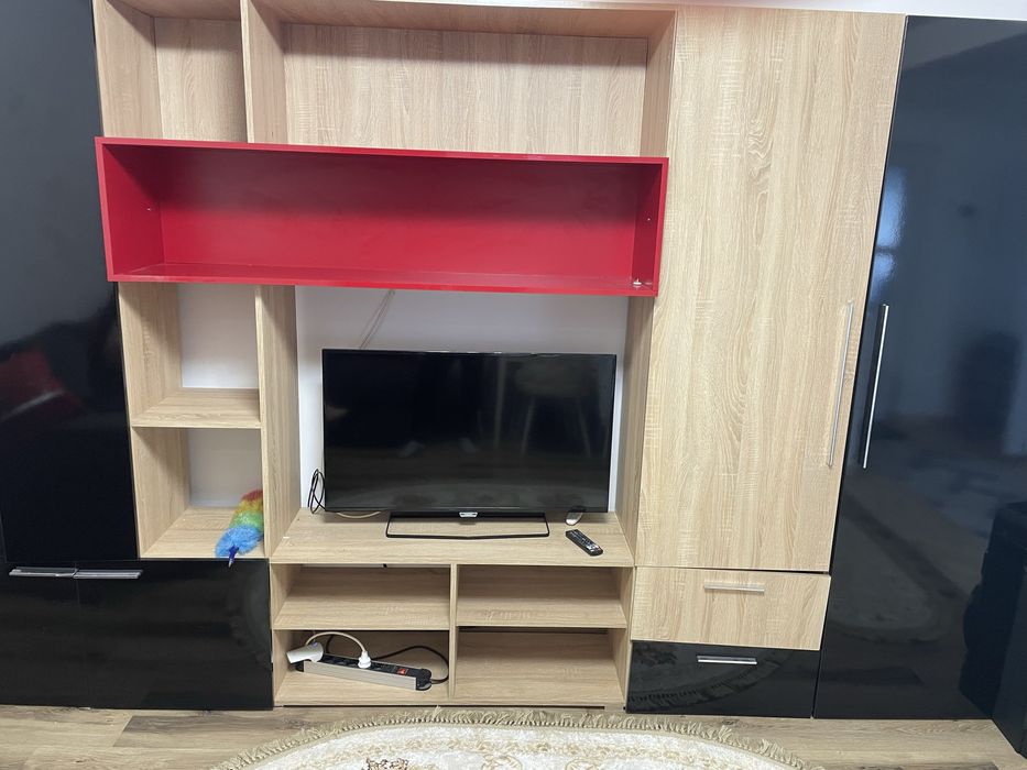 Mobila lucioasa din pal laminat cu doua sifoniere si rafturi cumparata