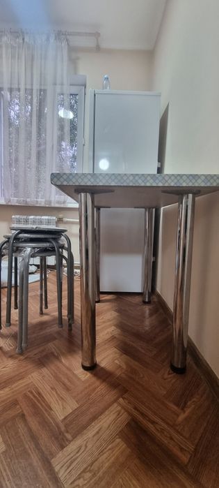 Стол и табуретки, самовывоз