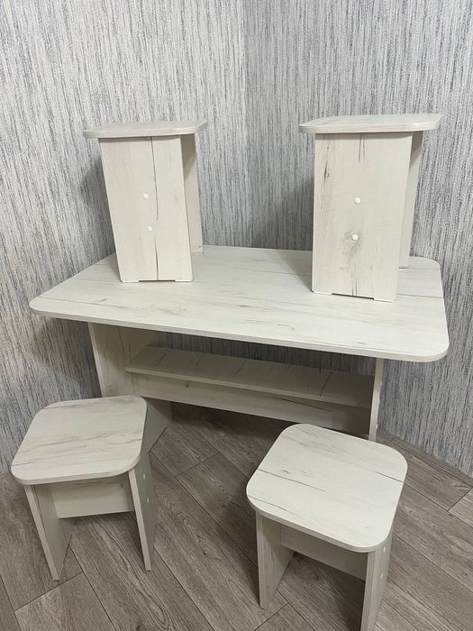 Кухонный стол + 4 табуретки