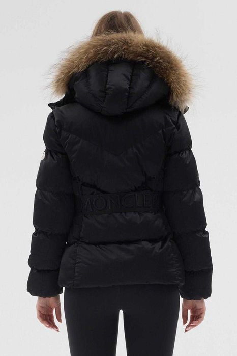 Moncler вталено дамско яке с качулка