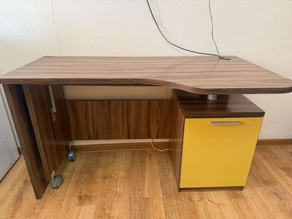 Срочно продам стол для уроков