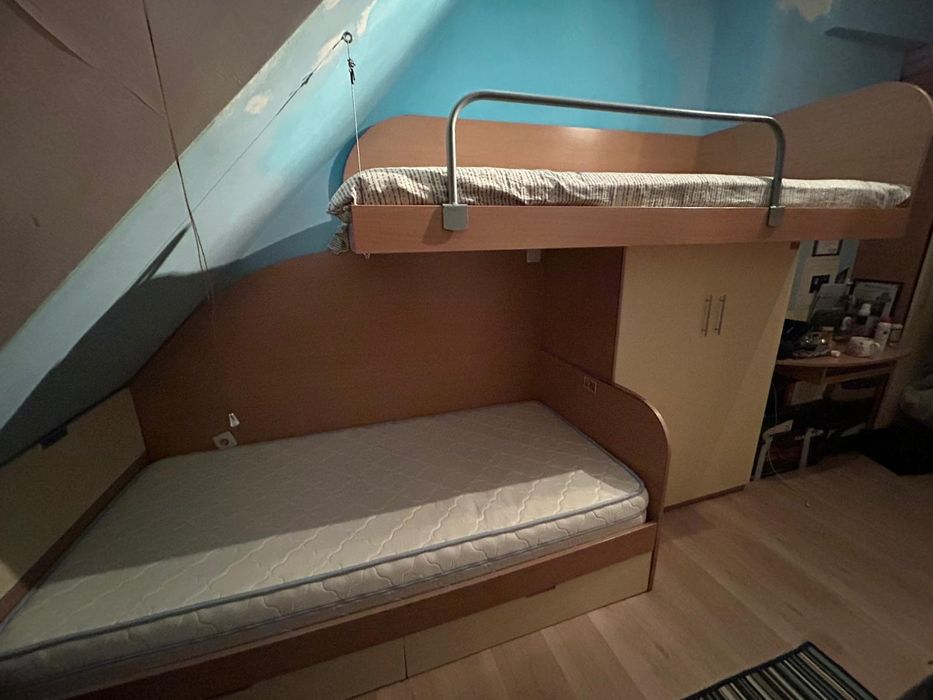 Подарява се комплект две единични легла с гардероб .