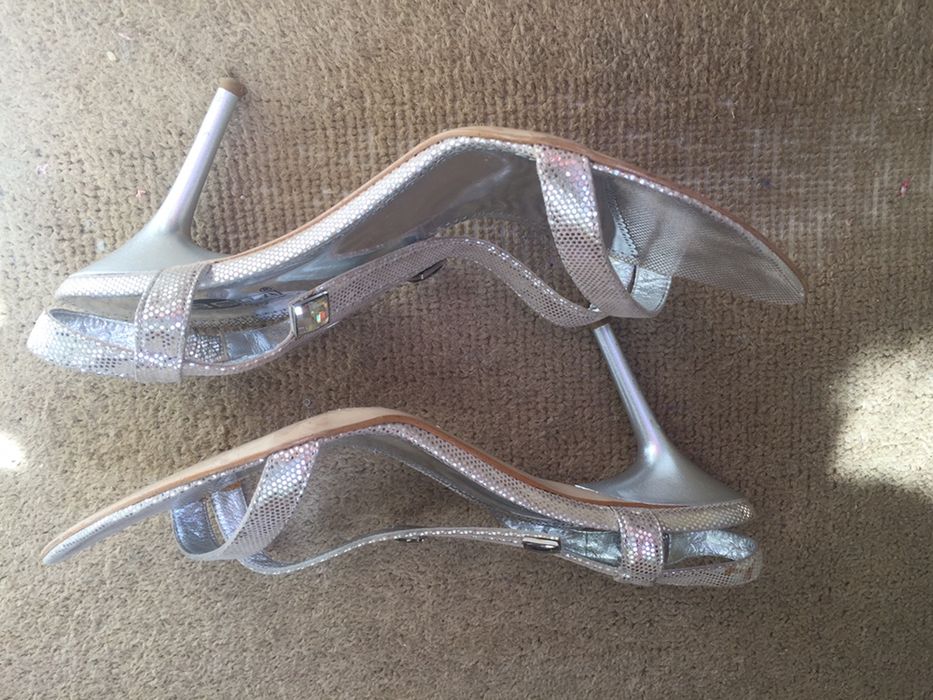 Продам шикарные босоножки