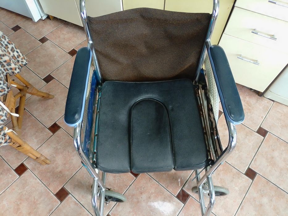 Vând scaun cu rotile(fotoliu rulant pentru pers.cu dizabilități)recond