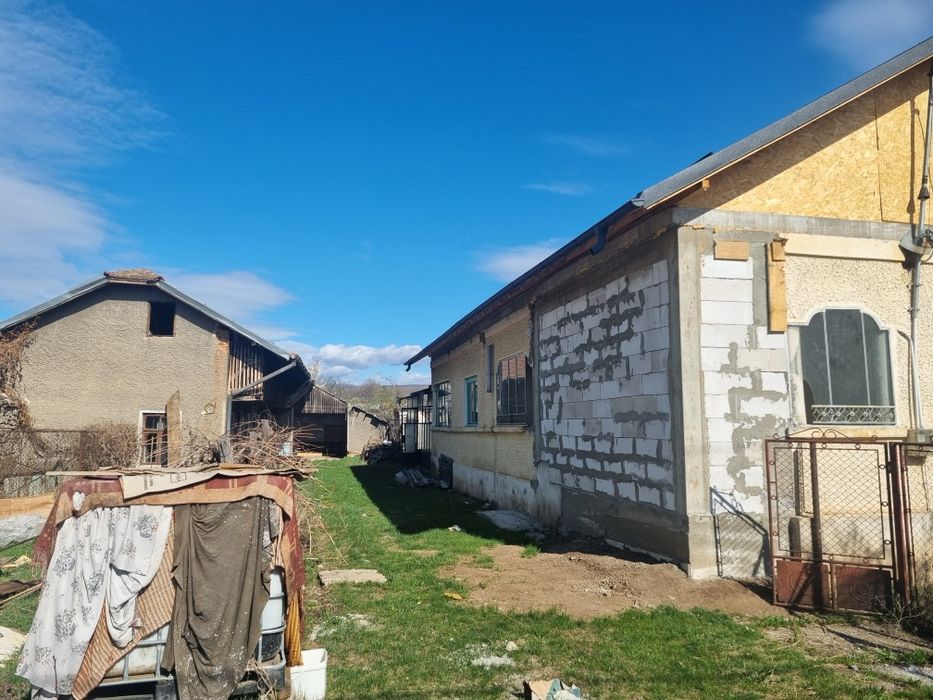 Vând casa Magureni