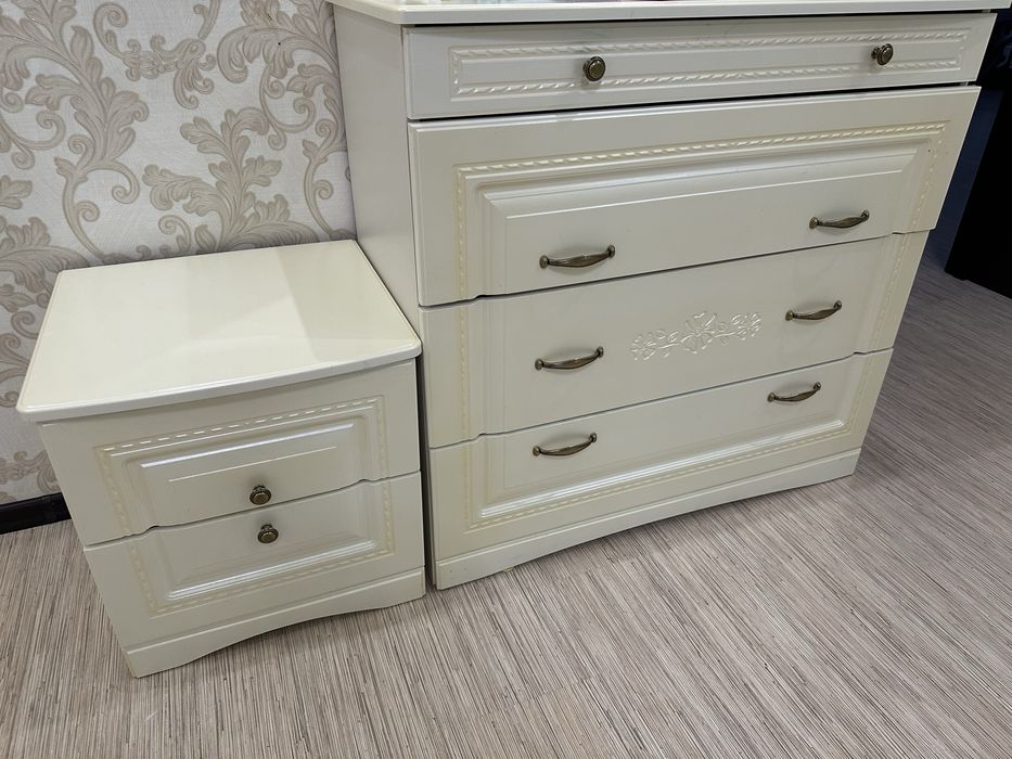 Кровать с комодом с тумбочками