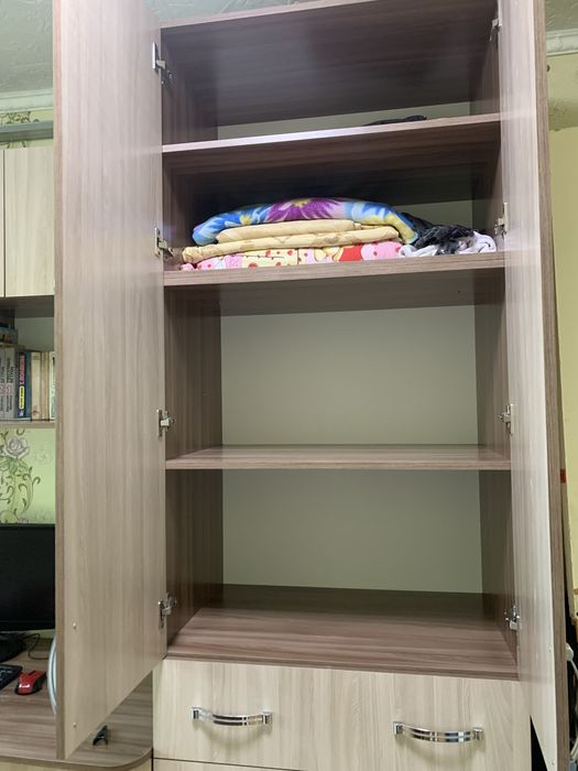 Вместительный шкаф + компьютерный стол