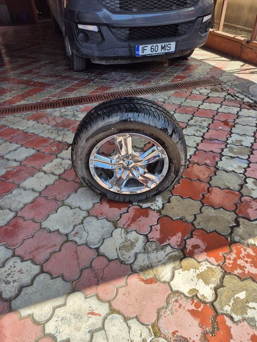 Vand set de roti aproape noi.