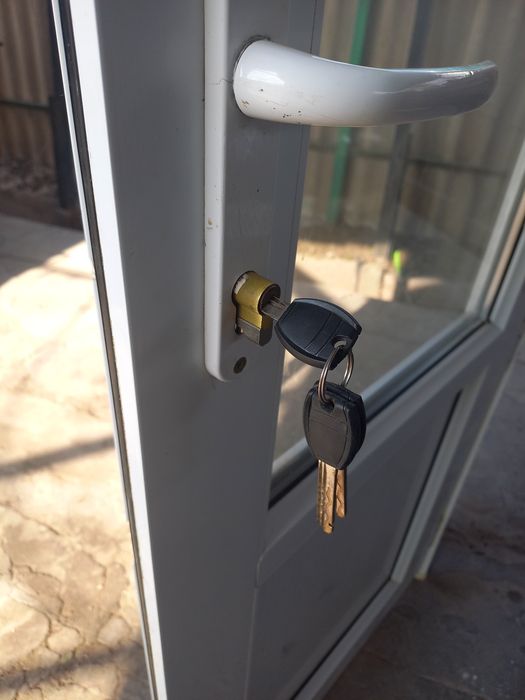 Пластиковая дверь