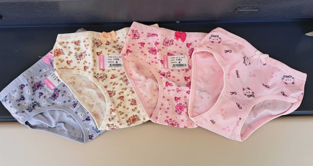 Рокли, бельо, чорапи,