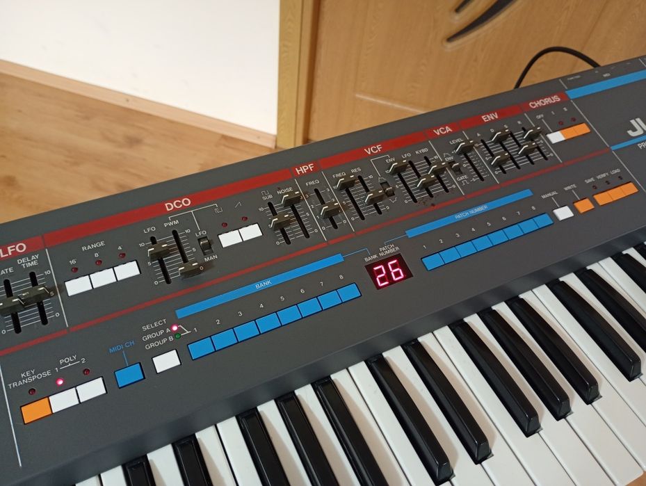 ROLAND JUNO-106 sintetizator orga pian