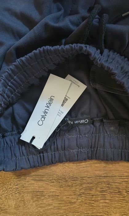 Vând pantaloni scurți calvin klein