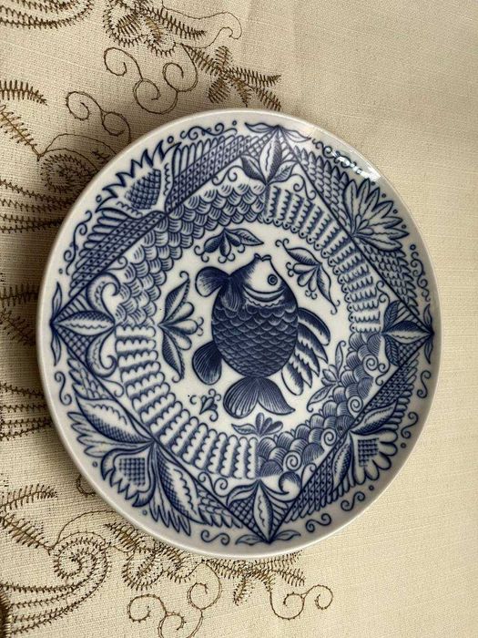 Тарелка новая фарфоровая ЛФЗ "Рыбка". Диаметр 18 см