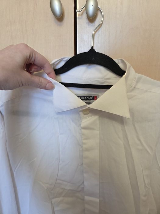 Белая мужская рубашка.