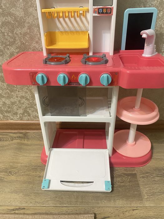 Игрушка кухня.
