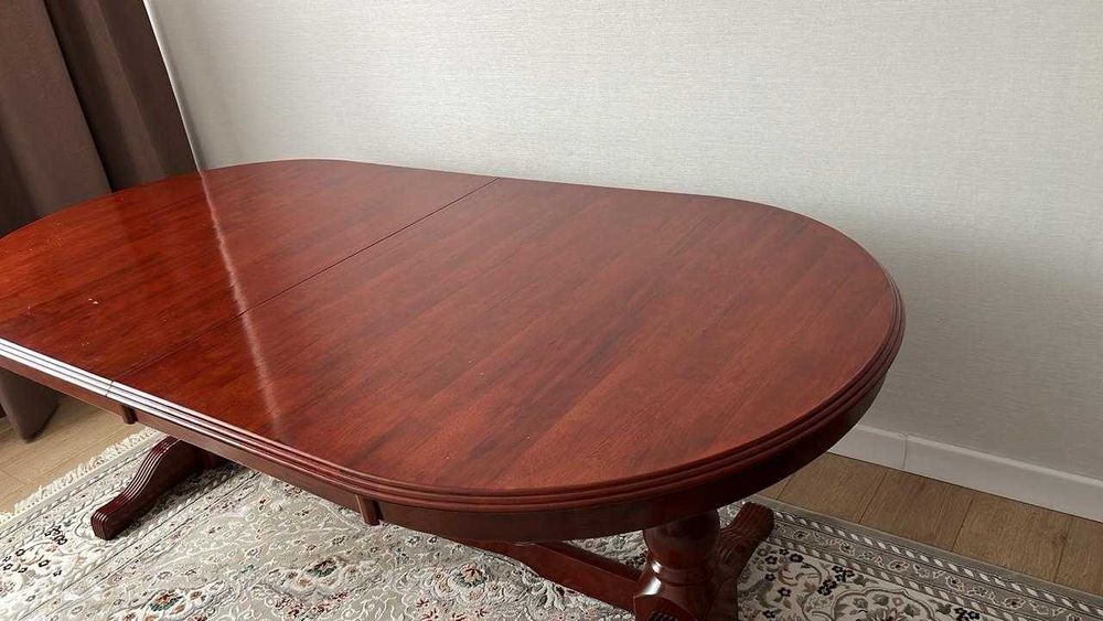 Деревянный стол и стулья