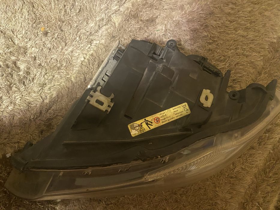 Faruri stanga e90 xenon adaptiv complet / far drepta spart