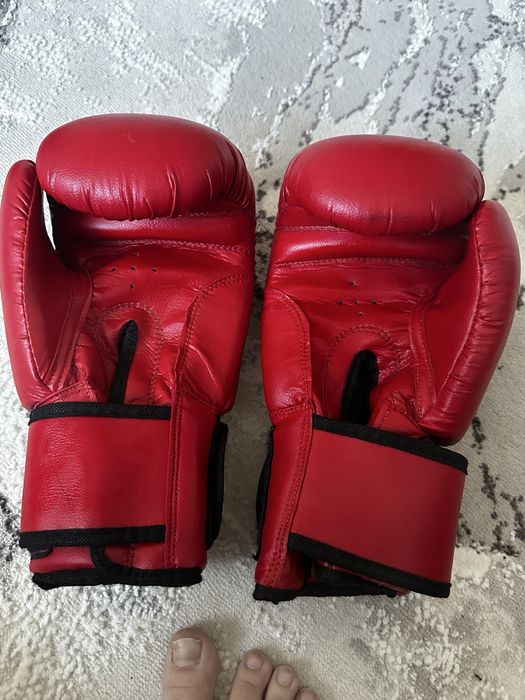 Продаю перчатки и шлем в харошем состоянии