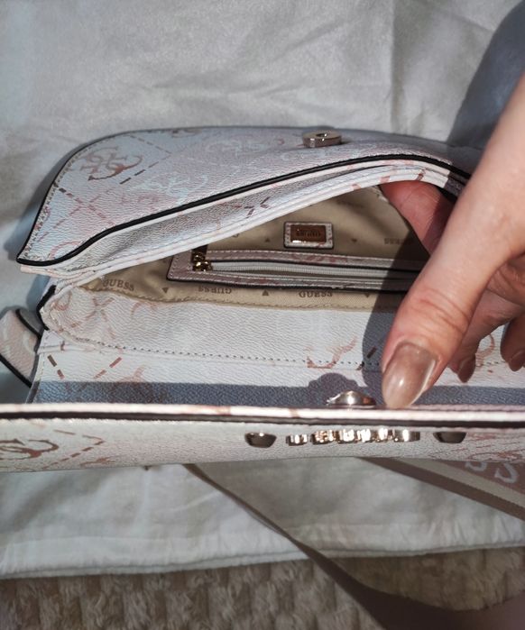 Дамска чанта Guess