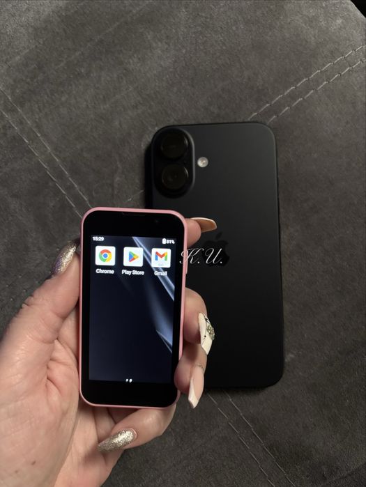 Мини смартфон с всички функции