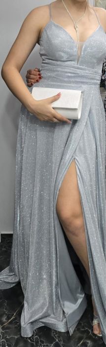 Рокля със син/сив брокат и бяла чанта с брокат